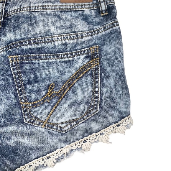 Harmony & Havoc Lace Embroidered Blue Acid Wash Distressed Denim Shorts NWOT - Picture 3 of 5